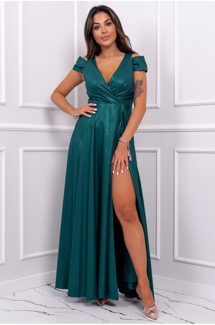 Rochie lunga verde din brocard cu umerii goi Gala Rochie lunga verde din brocard cu umerii goi Gala 1 - dyandra.ro