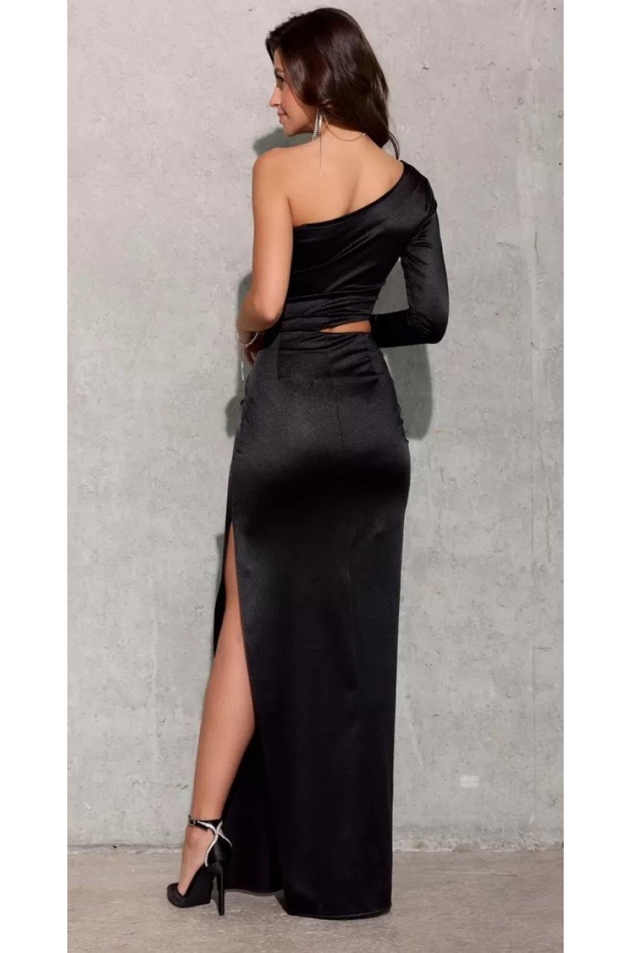Rochie lunga neagra din satin mulata cu un umar gol EdithR Rochie lunga neagra din satin mulata cu un umar gol EdithR 2 - dyandra.ro