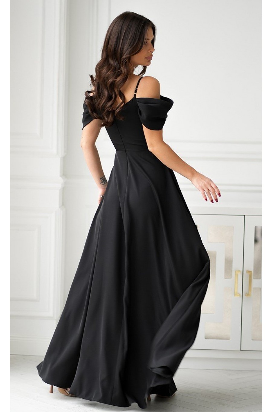 Rochie lunga neagra cu umerii goi vaporoasa Katiya Rochie lunga neagra cu umerii goi vaporoasa Katiya 2 - dyandra.ro