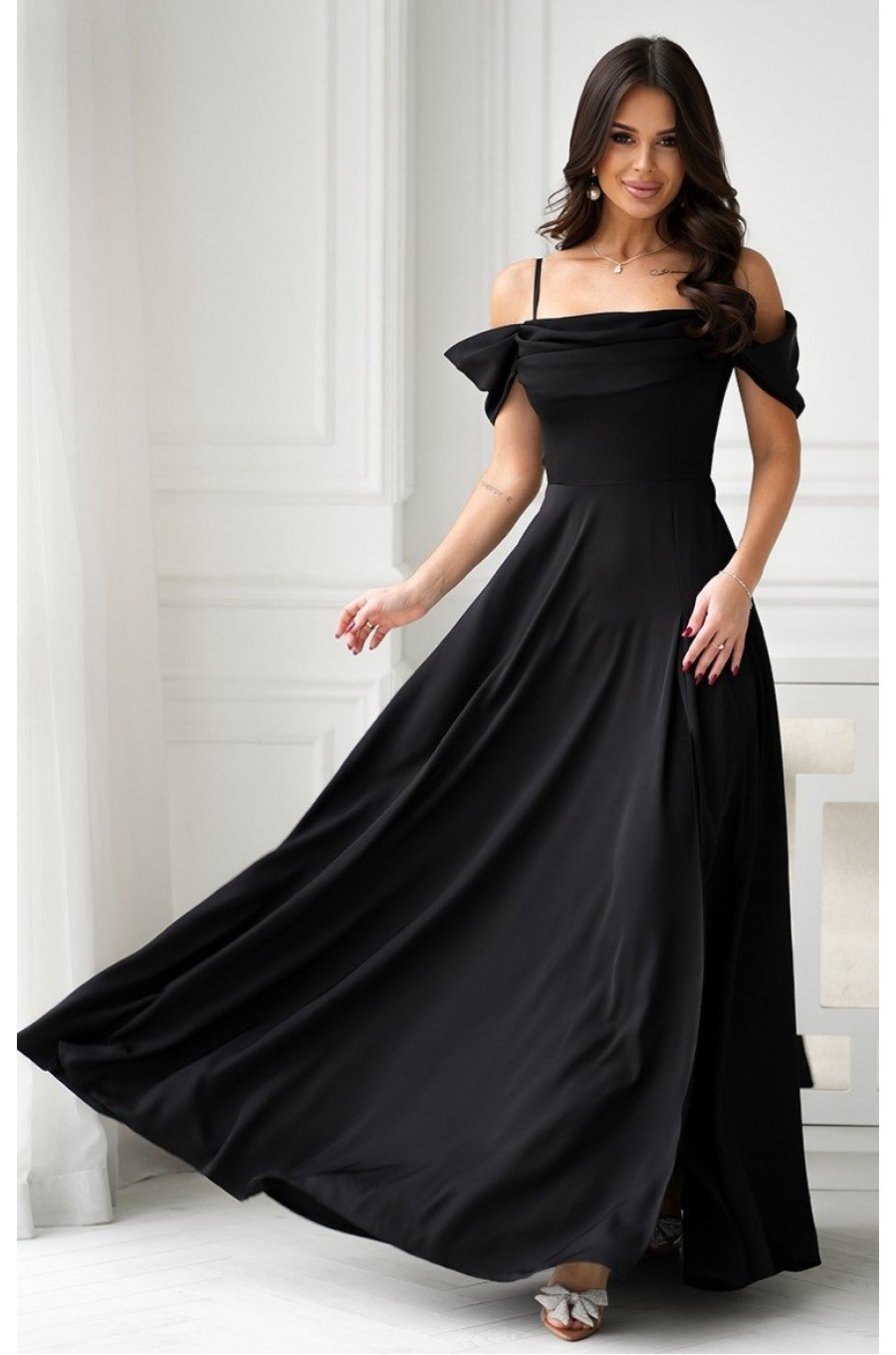 Rochie lunga neagra cu umerii goi vaporoasa Katiya Rochie lunga neagra cu umerii goi vaporoasa Katiya 3 - dyandra.ro