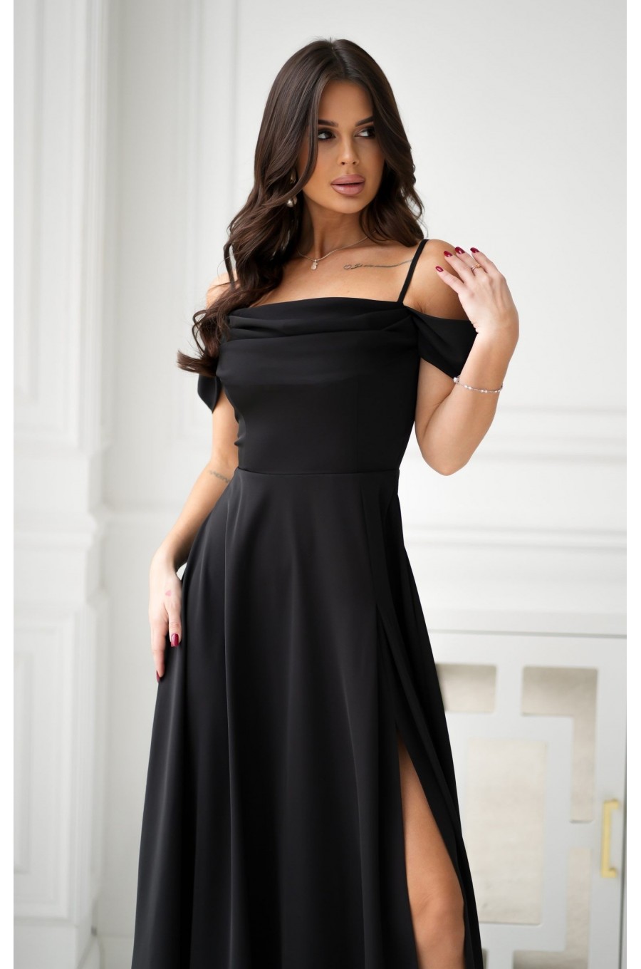 Rochie lunga neagra cu umerii goi vaporoasa Katiya Rochie lunga neagra cu umerii goi vaporoasa Katiya 4 - dyandra.ro