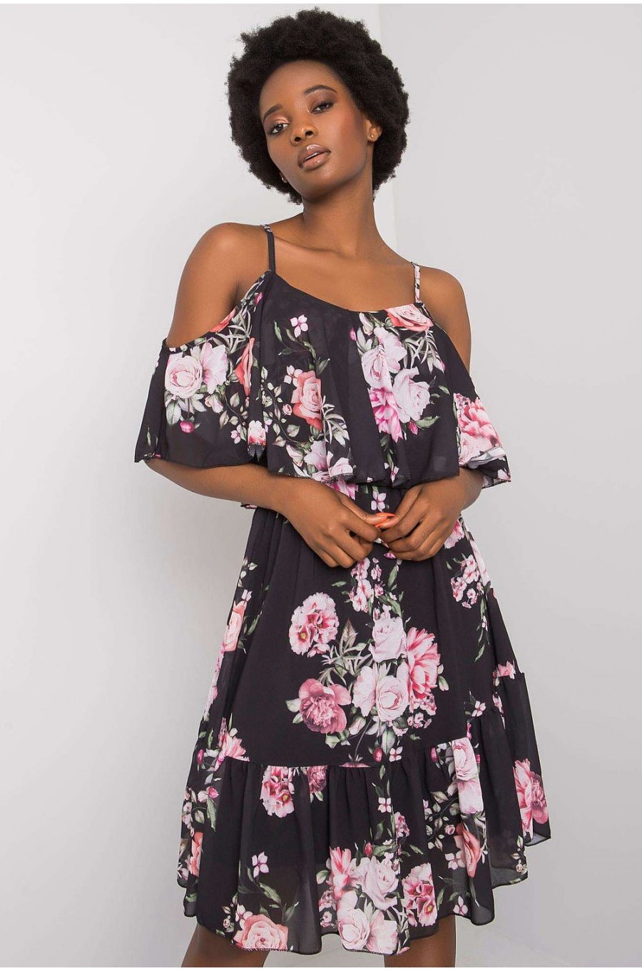 Rochie midi neagra cu flori roz cu volane si umeri goi Janett Rochie midi neagra cu flori roz cu volane si umeri goi Janett 1 - dyandra.ro