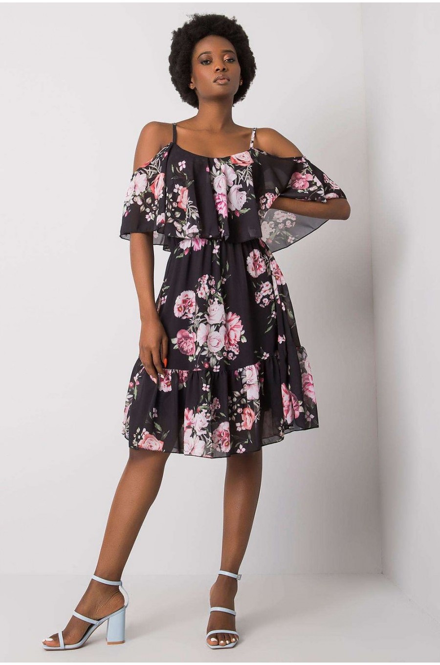 Rochie midi neagra cu flori roz cu volane si umeri goi Janett Rochie midi neagra cu flori roz cu volane si umeri goi Janett 3 - dyandra.ro