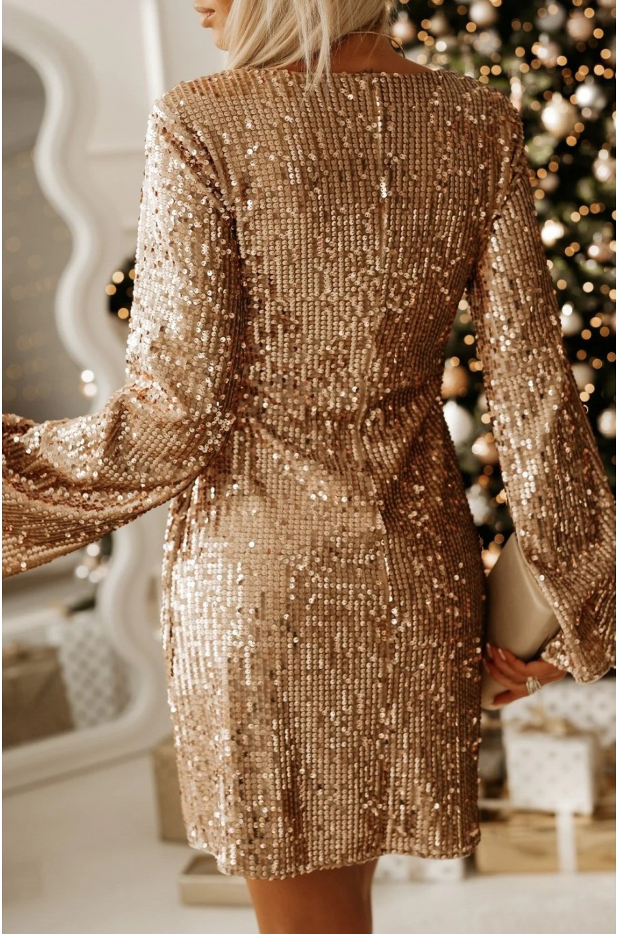 Rochie scurta aurie din paiete cu maneca lunga OpheliaR Rochie scurta aurie din paiete cu maneca lunga OpheliaR 2 - dyandra.ro
