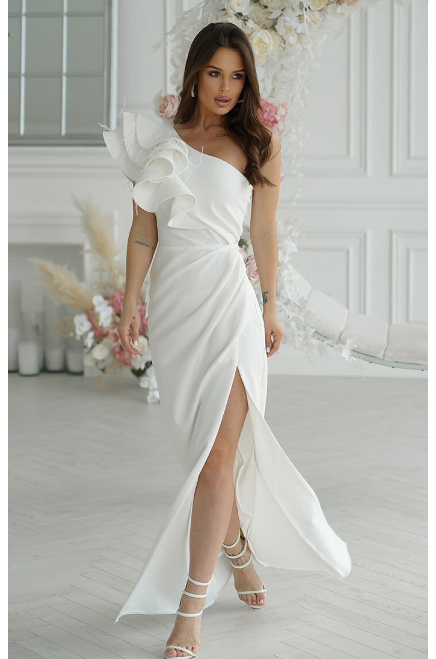 Rochie cununie civila lunga, alba, cu un umar gol, volan si pene, Reyna Rochie cununie civila lunga, alba, cu un umar gol, volan si pene, Reyna 1 - dyandra.ro