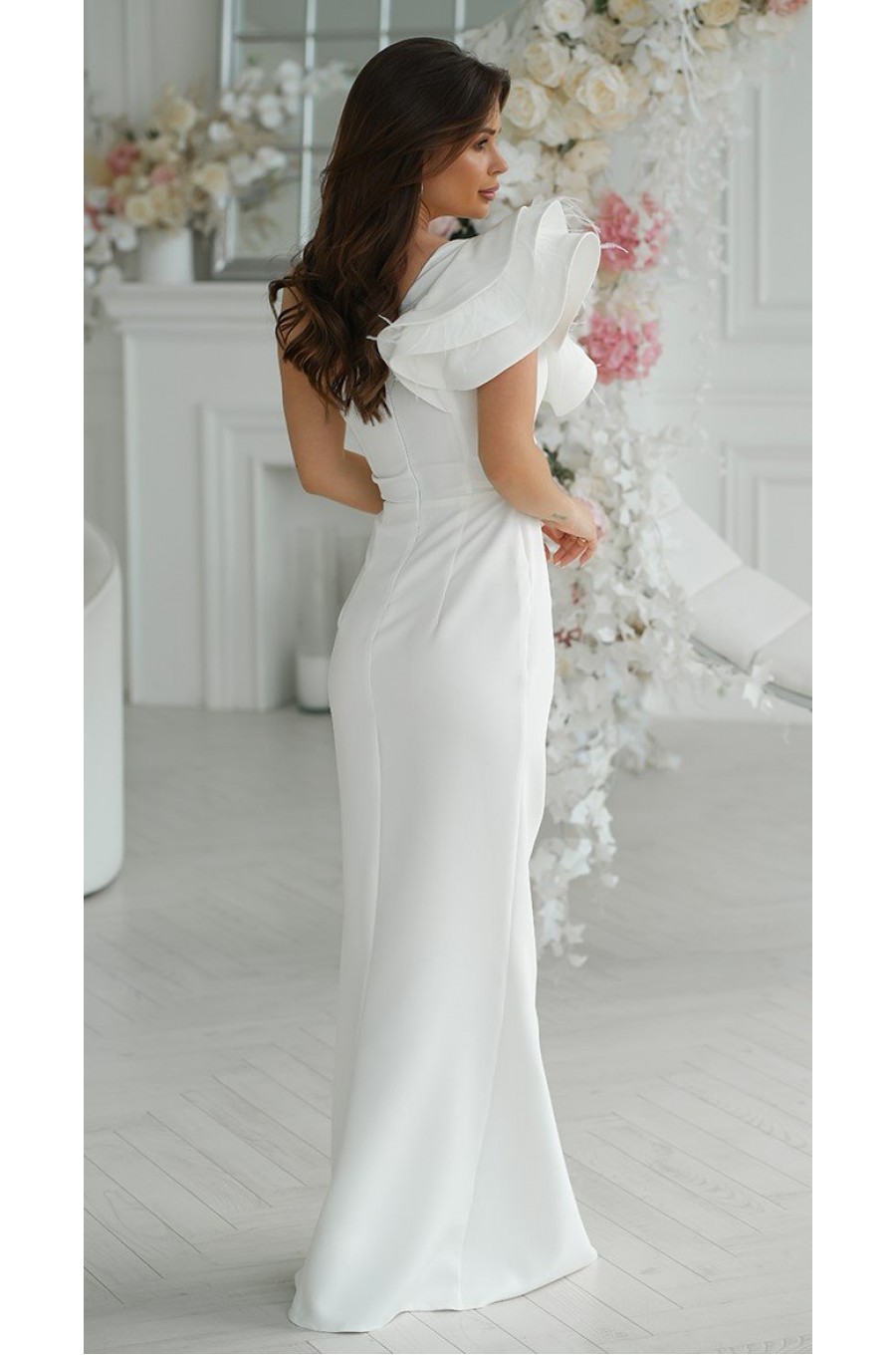 Rochie cununie civila lunga, alba, cu un umar gol, volan si pene, Reyna Rochie cununie civila lunga, alba, cu un umar gol, volan si pene, Reyna 2 - dyandra.ro