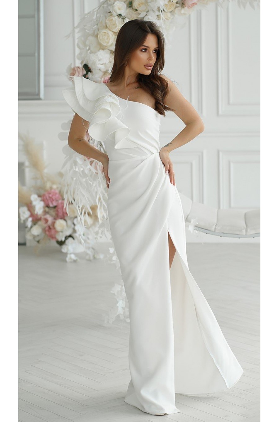Rochie cununie civila lunga, alba, cu un umar gol, volan si pene, Reyna Rochie cununie civila lunga, alba, cu un umar gol, volan si pene, Reyna 3 - dyandra.ro