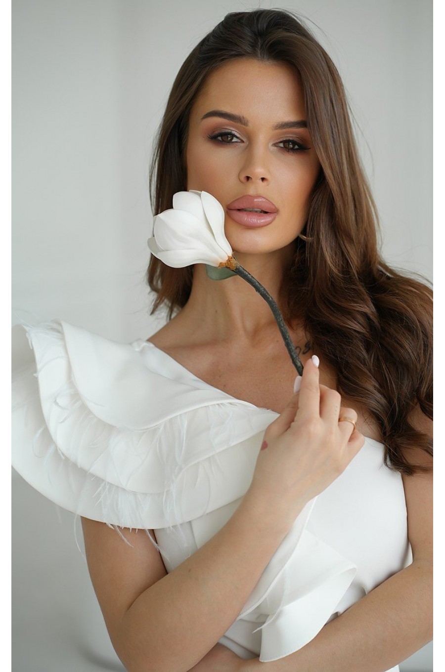 Rochie cununie civila lunga, alba, cu un umar gol, volan si pene, Reyna Rochie cununie civila lunga, alba, cu un umar gol, volan si pene, Reyna 6 - dyandra.ro