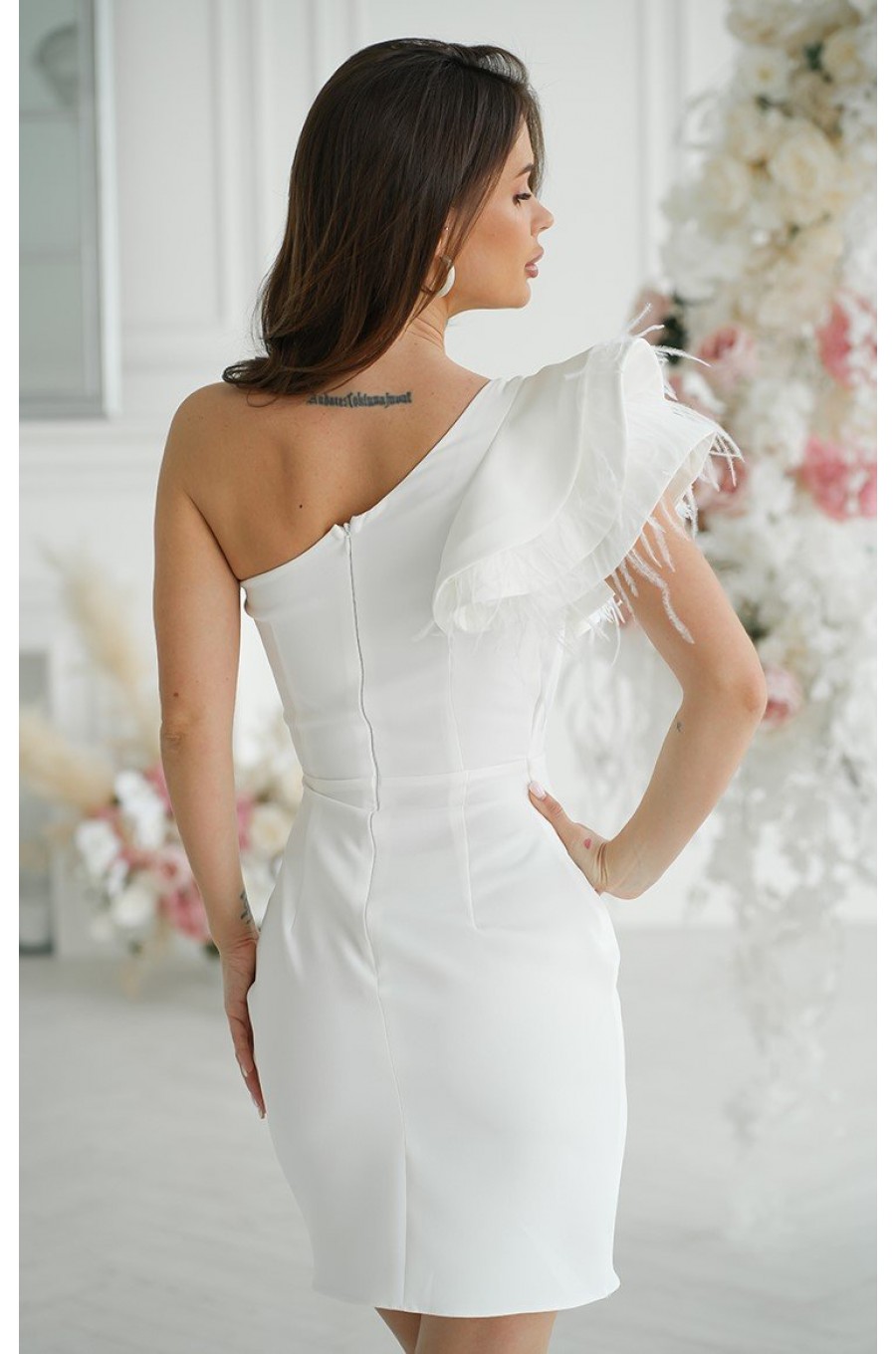 Rochie cununie civila scurta, alba, cu un umar gol, volan si pene, Sophia Rochie cununie civila scurta, alba, cu un umar gol, volan si pene, Sophia 2 - dyandra.ro