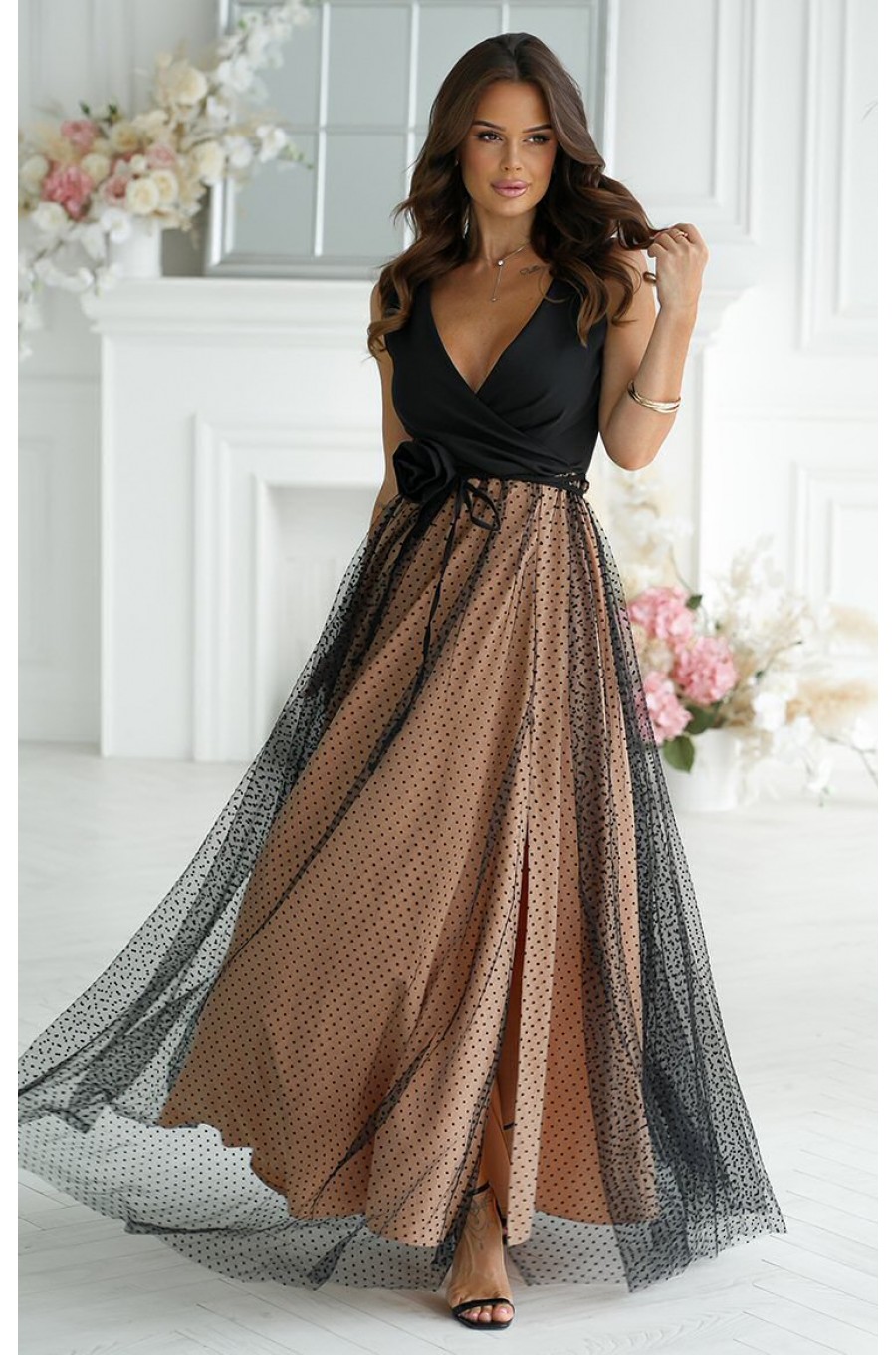 Rochie lunga eleganta din tulle bej cu bulinute cu floare neagra Dyandra Rochie lunga eleganta din tulle bej cu bulinute cu floare neagra Dyandra 1 - dyandra.ro