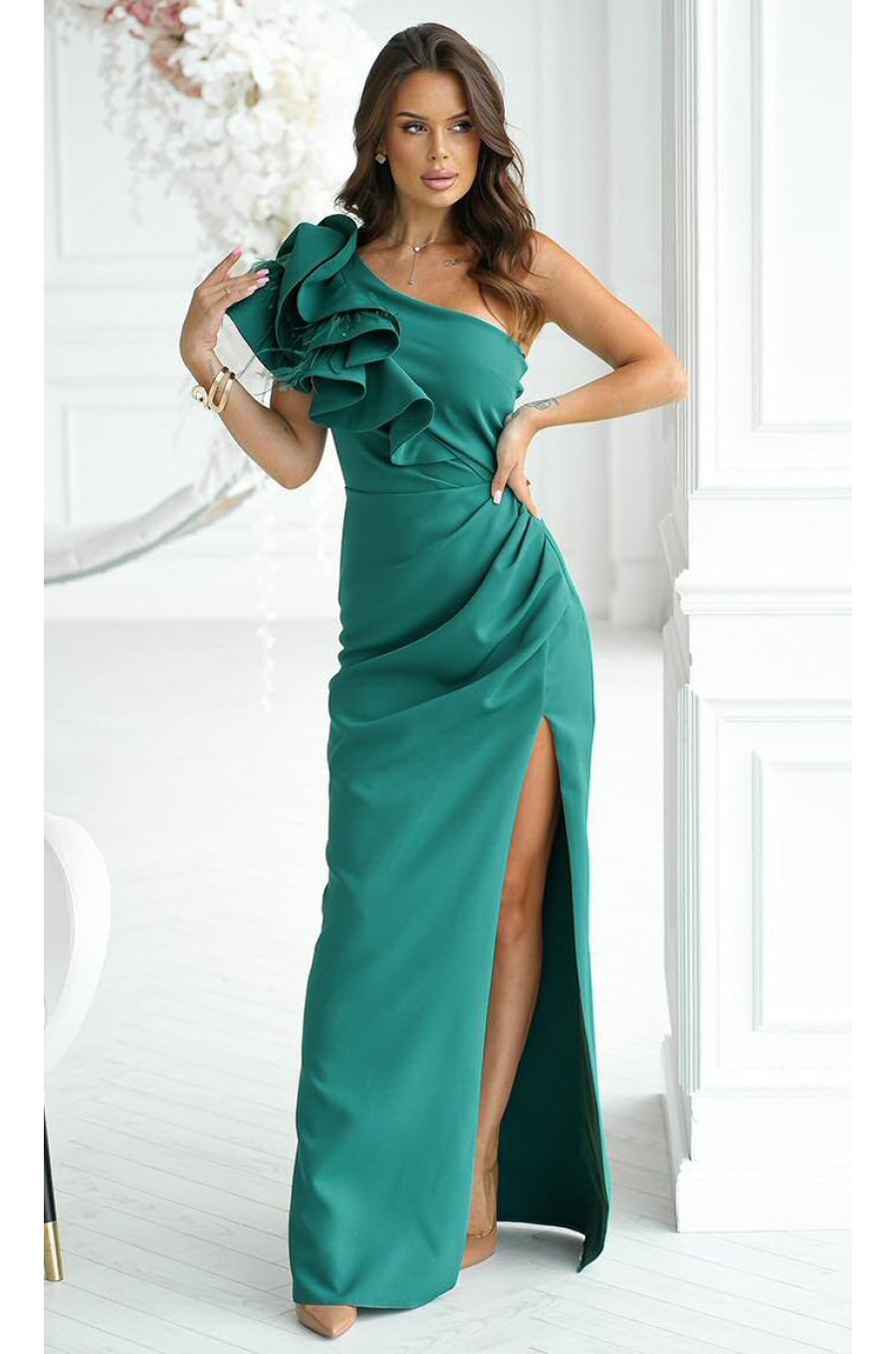 Rochie eleganta lunga verde cu un umar gol cu volan si pene Reyna Rochie eleganta lunga verde cu un umar gol cu volan si pene Reyna 3 - dyandra.ro