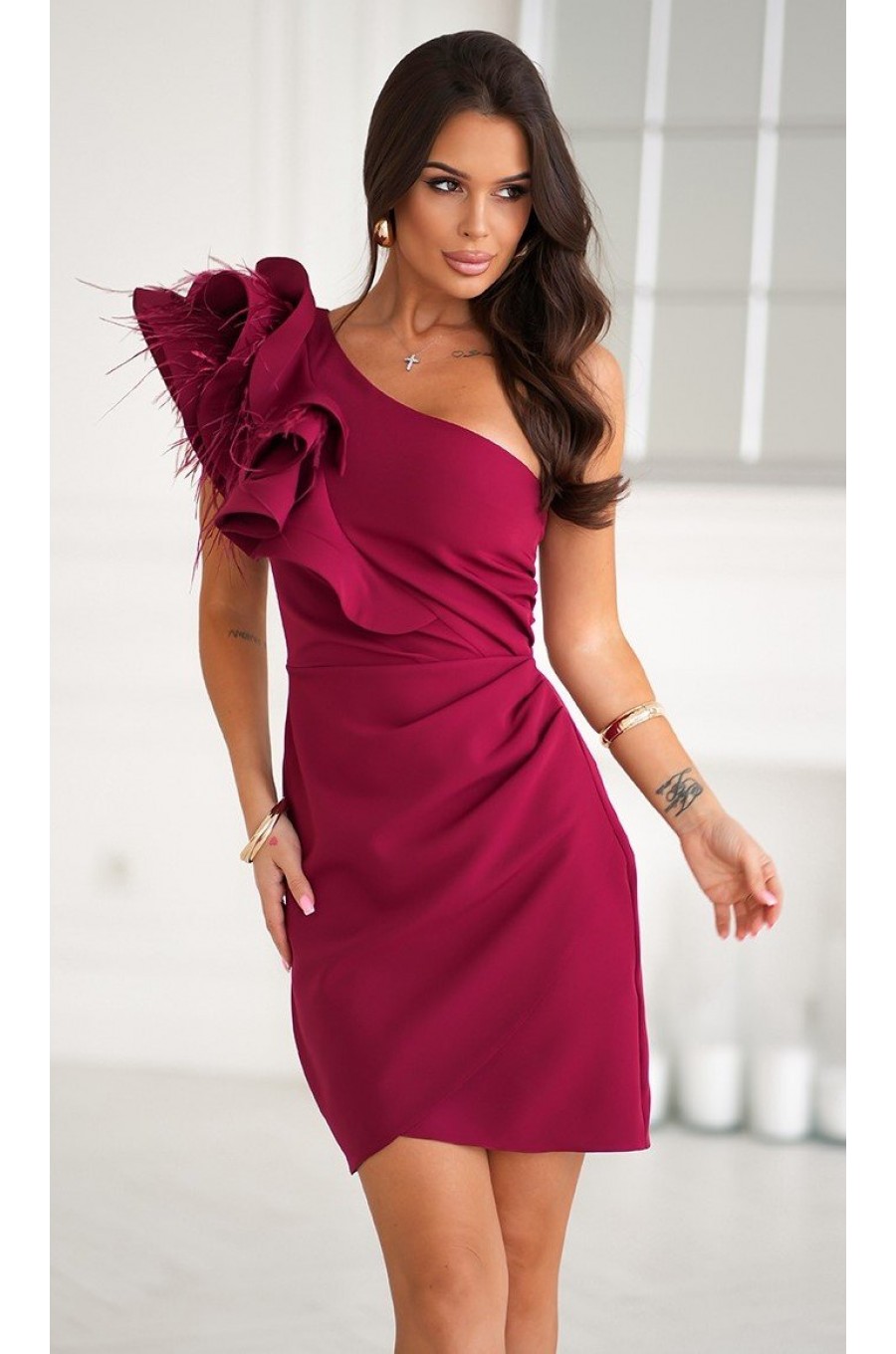 Rochie scurta eleganta burgundy cu un umar gol cu volan si pene Sophia Rochie scurta eleganta burgundy cu un umar gol cu volan si pene Sophia 1 - dyandra.ro