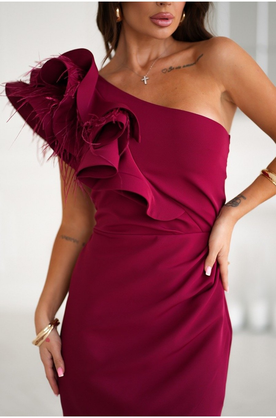 Rochie scurta eleganta burgundy cu un umar gol cu volan si pene Sophia Rochie scurta eleganta burgundy cu un umar gol cu volan si pene Sophia 5 - dyandra.ro