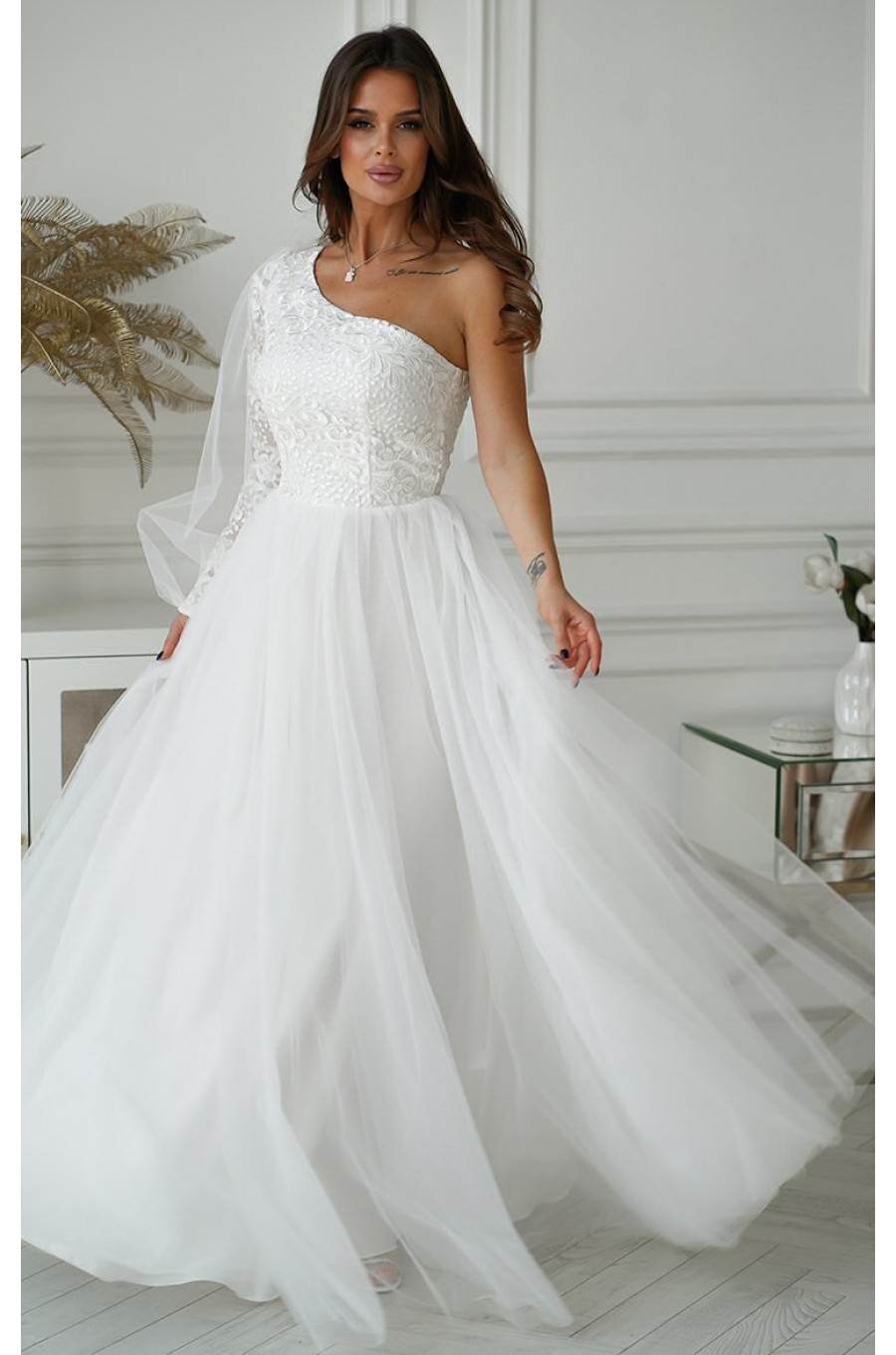 Rochie eleganta de bal, lunga, din tulle si dantela alba, cu un umar gol si maneca lunga, Azelle 2 - dyandra.ro
