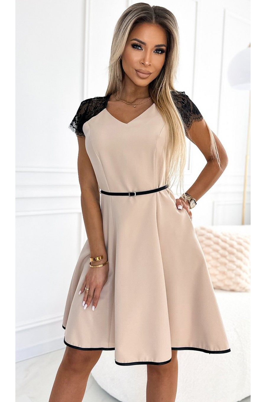 Rochie scurta, bej, in clos, cu maneca scurta din dantela neagra si curea, Sadira 1 - dyandra.ro