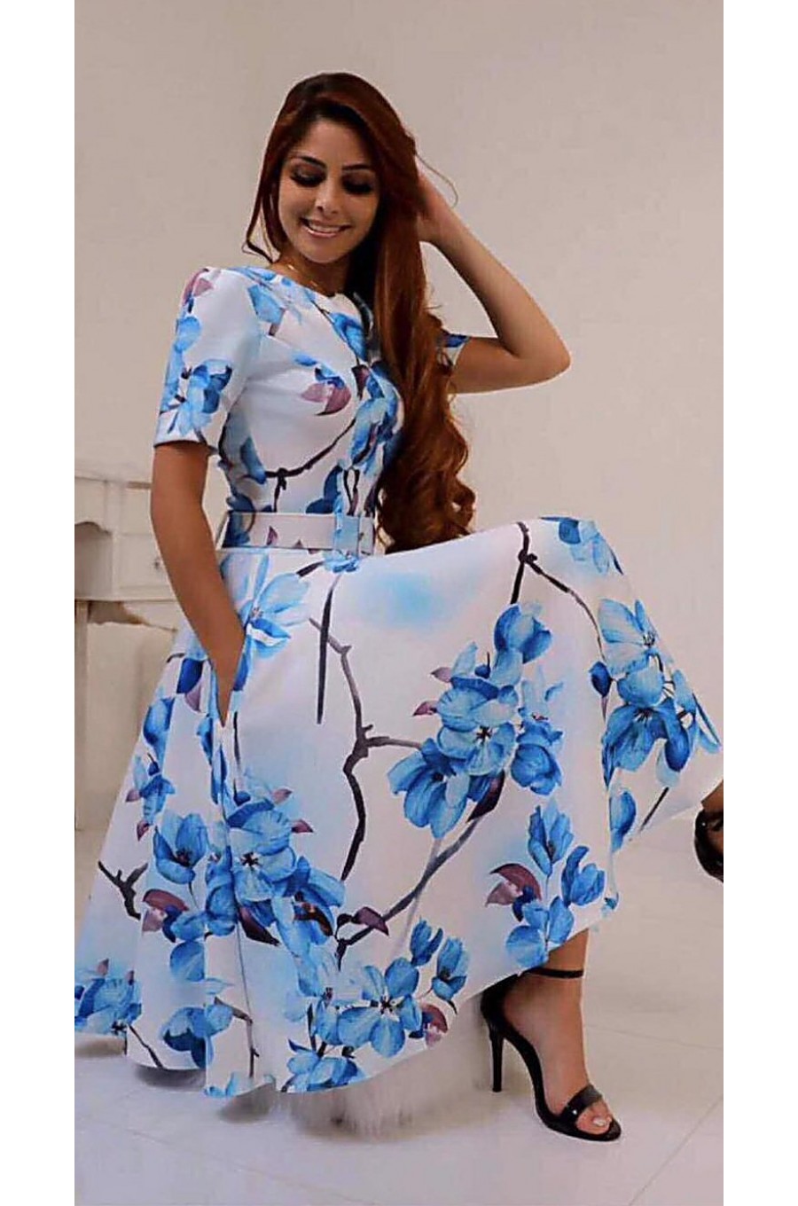 Rochie de vara alba midi cu flori bleu Adelaide Rochie de vara alba midi cu flori bleu Adelaide 1 - dyandra.ro