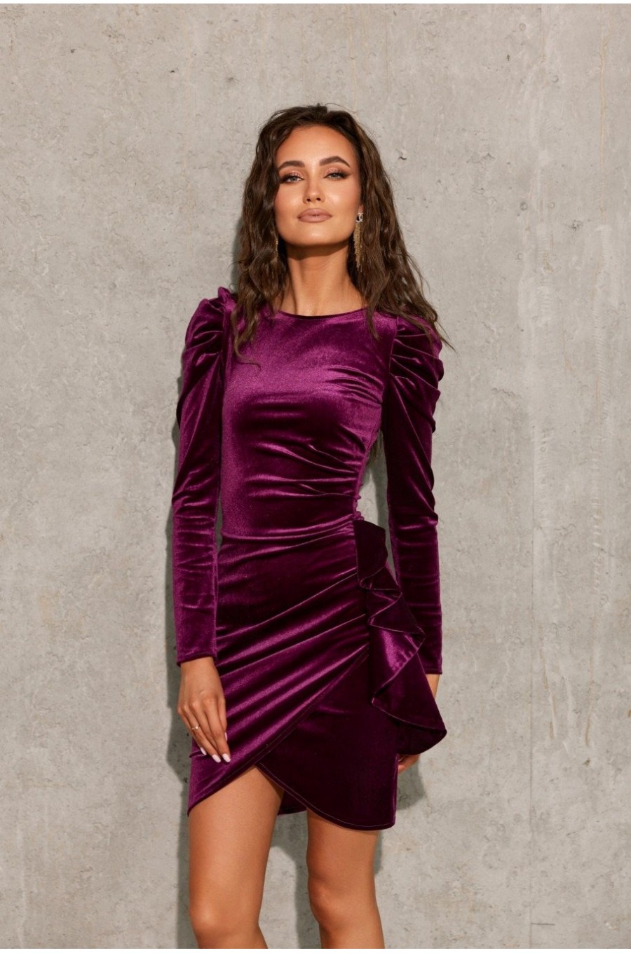 Rochie scurta mulata din catifea mov pruna cu maneca lunga Lola Rochie scurta mulata din catifea mov pruna cu maneca lunga Lola 1 - dyandra.ro