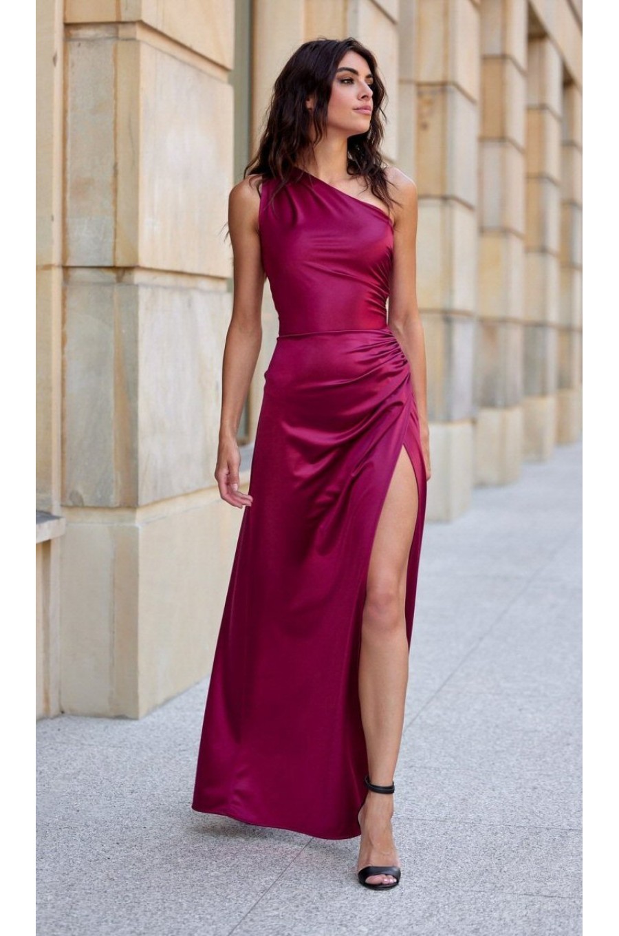 Rochie lunga din satin burgundy cu un umar gol Inez Rochie lunga din satin burgundy cu un umar gol Inez 1 - dyandra.ro