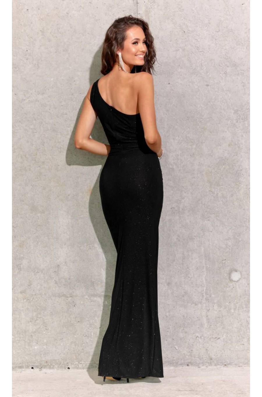 Rochie lunga neagra mulata din brocard cu un umar gol Elaisa Rochie lunga neagra mulata din brocard cu un umar gol Elaisa 2 - dyandra.ro