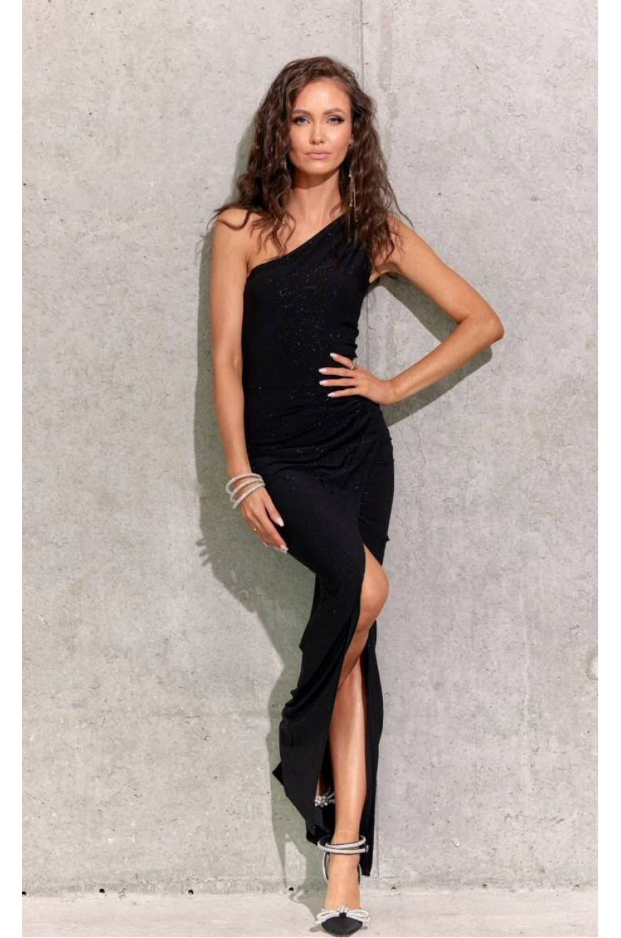 Rochie lunga neagra mulata din brocard cu un umar gol Elaisa Rochie lunga neagra mulata din brocard cu un umar gol Elaisa 3 - dyandra.ro