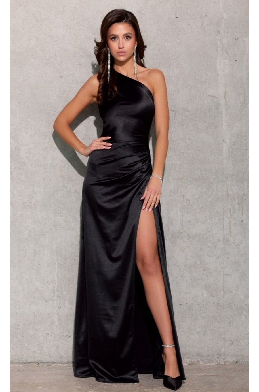 Rochie lunga neagra din satin cu un umar gol Inez Rochie lunga neagra din satin cu un umar gol Inez 1 - dyandra.ro