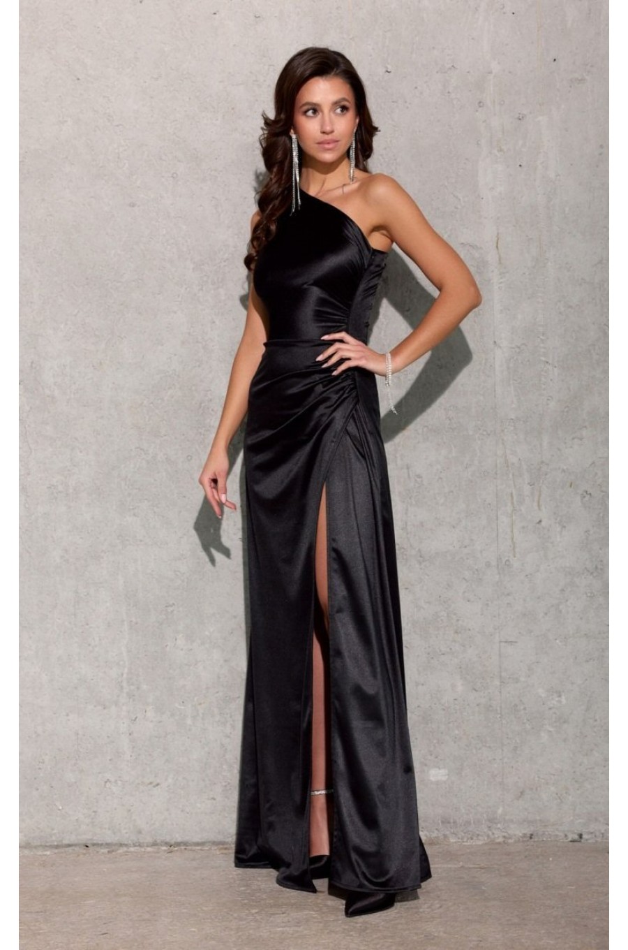 Rochie lunga neagra din satin cu un umar gol Inez Rochie lunga neagra din satin cu un umar gol Inez 3 - dyandra.ro