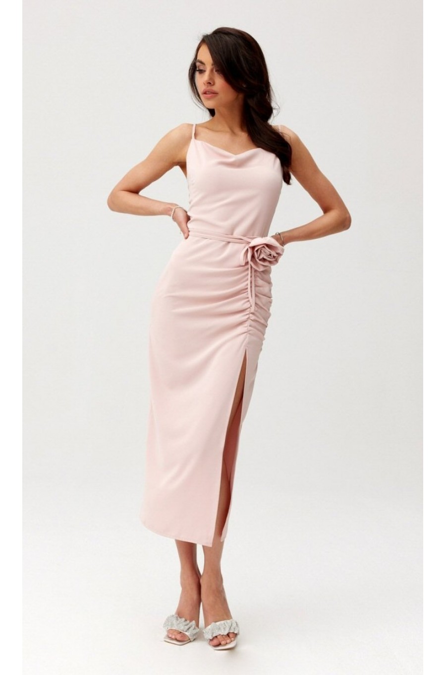 Rochie roz pudra mulata midi cu floare MaribelR Rochie roz pudra mulata midi cu floare MaribelR 1 - dyandra.ro