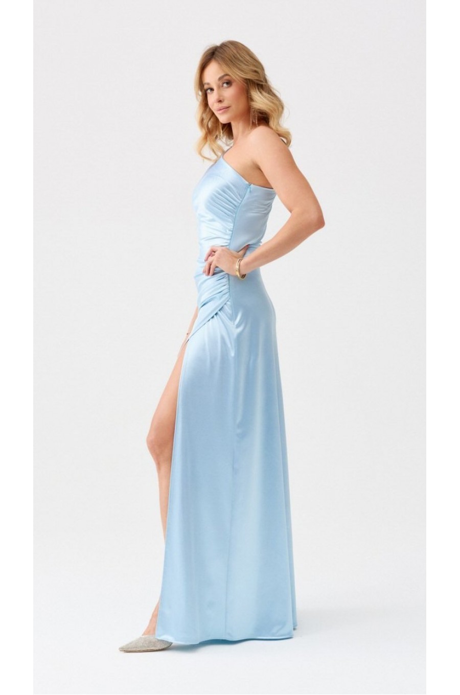 Rochie lunga din satin baby blue cu un umar gol Inez Rochie lunga din satin baby blue cu un umar gol Inez 3 - dyandra.ro