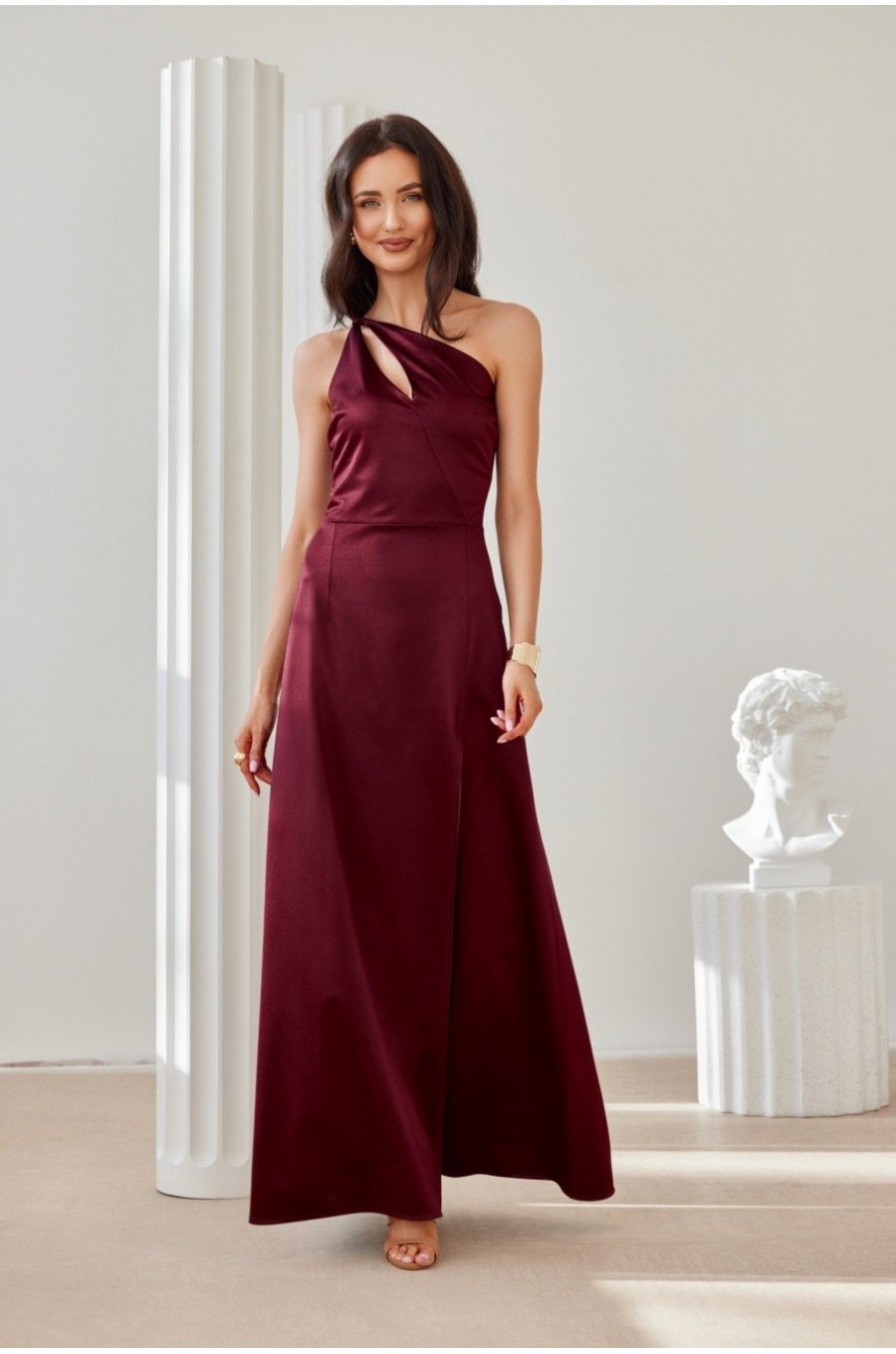 Rochie eleganta lunga din satin burgundy cu umerii goi MoanaR Rochie eleganta lunga din satin burgundy cu umerii goi MoanaR 1 - dyandra.ro
