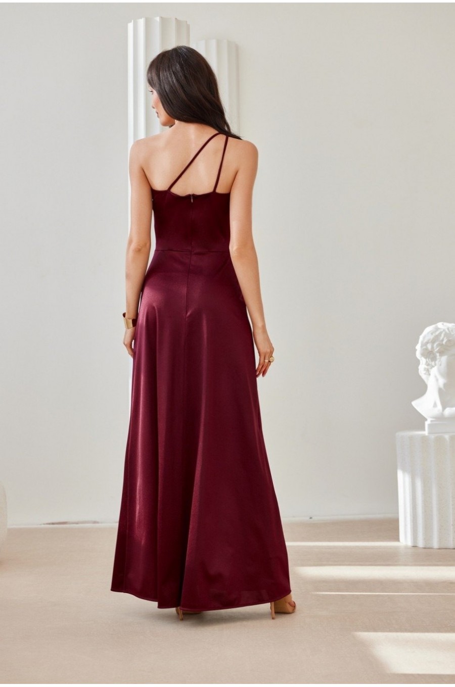Rochie eleganta lunga din satin burgundy cu umerii goi MoanaR Rochie eleganta lunga din satin burgundy cu umerii goi MoanaR 2 - dyandra.ro