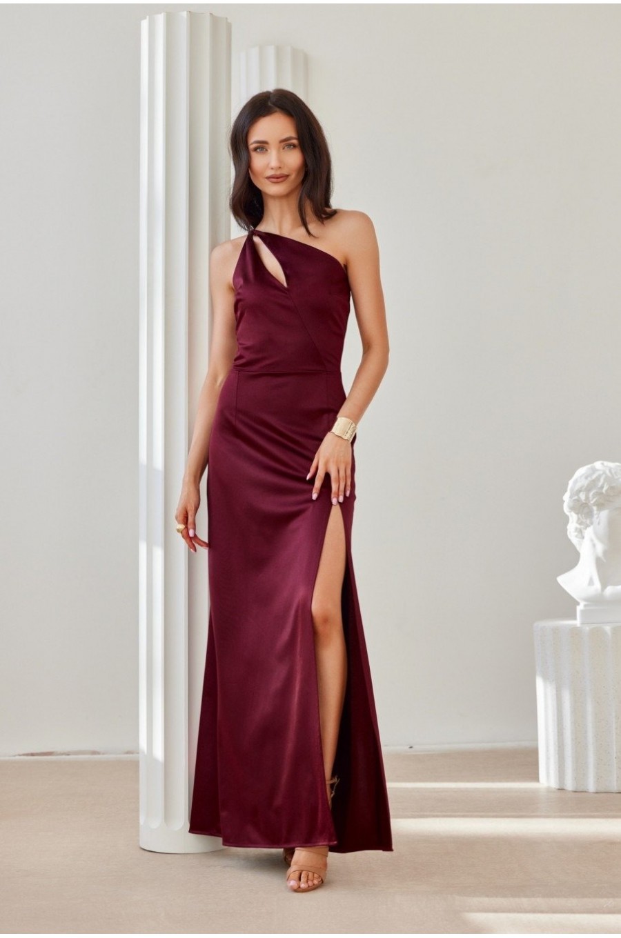 Rochie eleganta lunga din satin burgundy cu umerii goi MoanaR Rochie eleganta lunga din satin burgundy cu umerii goi MoanaR 3 - dyandra.ro
