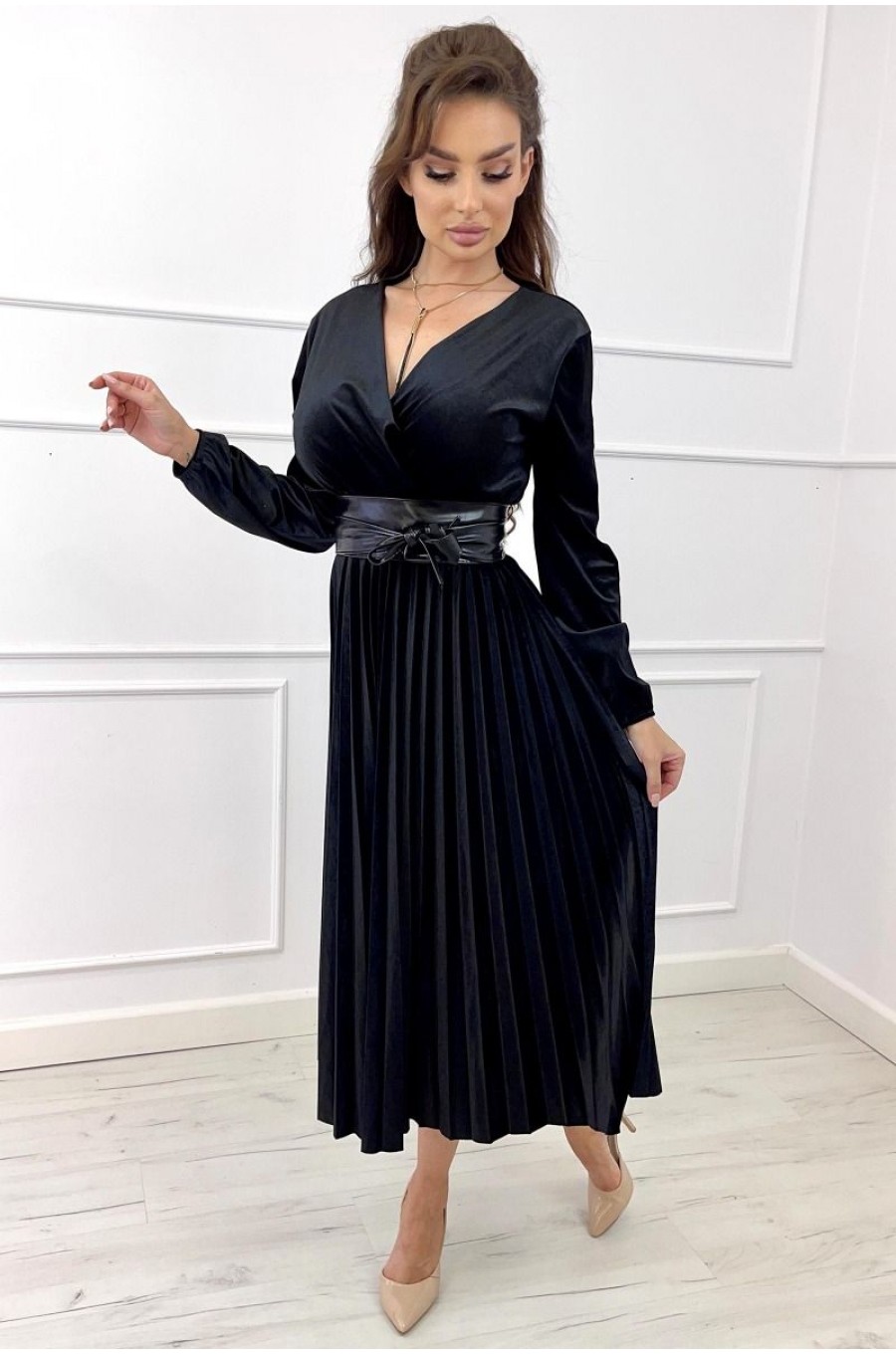 Rochie lunga neagra din catifea plisata cu maneca lunga Star Rochie lunga neagra din catifea plisata cu maneca lunga Star 1 - dyandra.ro