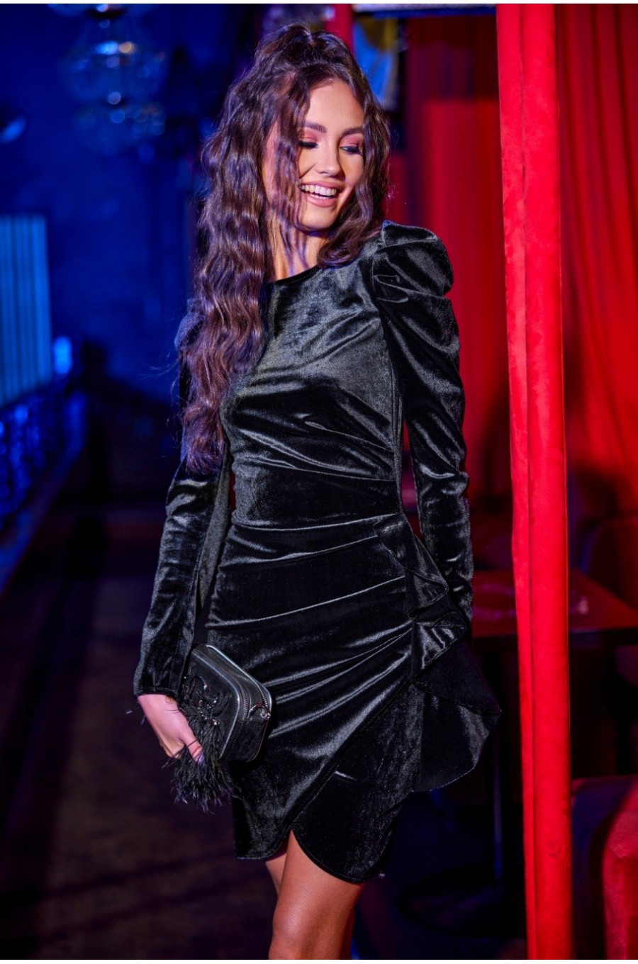 Rochie scurta din catifea neagra, mulata, cu maneca lunga, drapata, Lola 3 - dyandra.ro