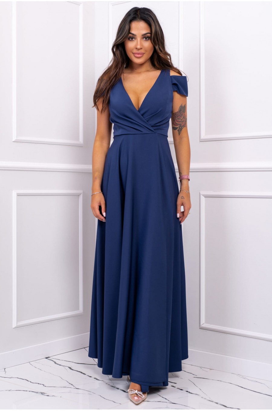 Rochie lunga bleumarin cu umerii goi Gala2 Rochie lunga bleumarin cu umerii goi Gala2 1 - dyandra.ro