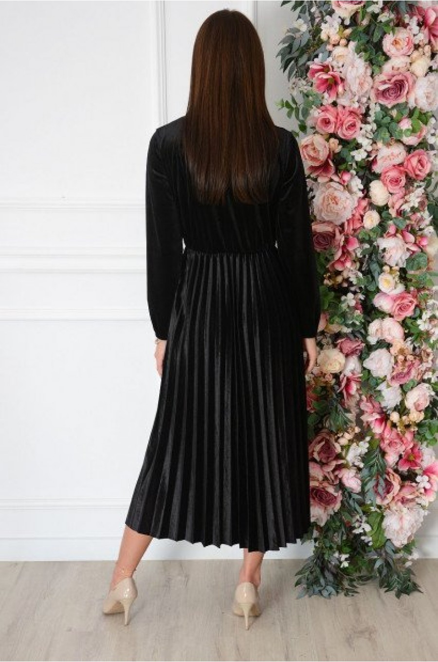Rochie lunga neagra din catifea plisata cu maneca lunga Star Rochie lunga neagra din catifea plisata cu maneca lunga Star 3 - dyandra.ro