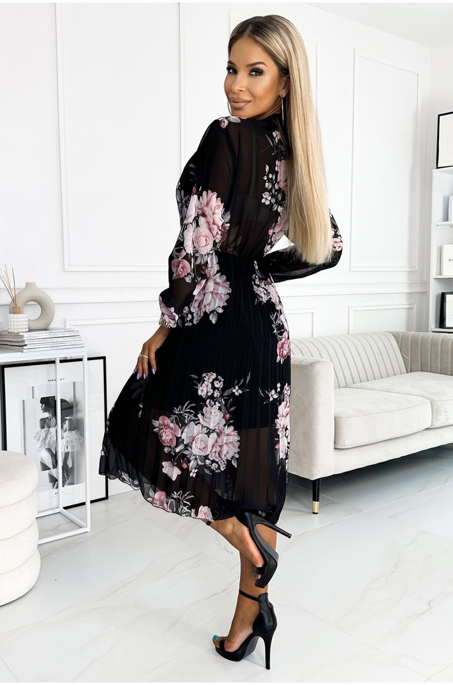 Rochie neagra cu flori roz plisata midi cu maneca lunga vaporoasa Ruth Rochie neagra cu flori roz plisata midi cu maneca lunga vaporoasa Ruth 5 - dyandra.ro