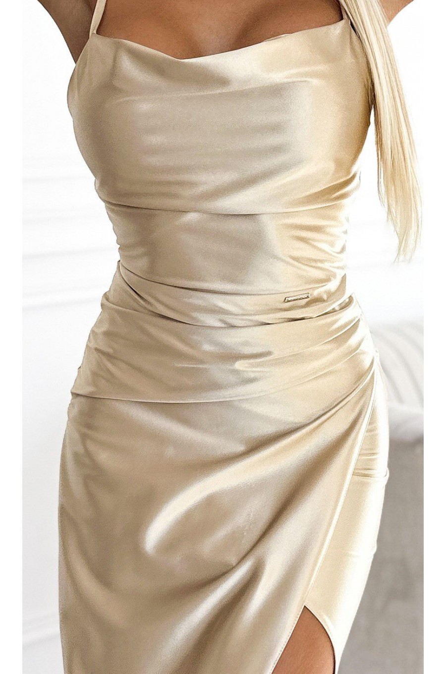 Rochie lunga din satin bej mulata crapata pe picior Caressa Rochie lunga din satin bej mulata crapata pe picior Caressa 5 - dyandra.ro