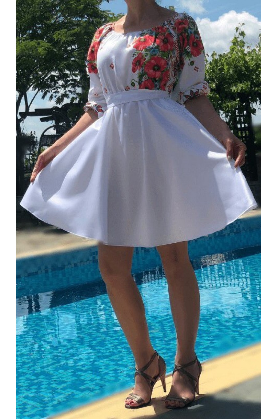 Rochie traditionala midi alba cu maci rosii Azra Rochie traditionala midi alba cu maci rosii Azra 1 - dyandra.ro
