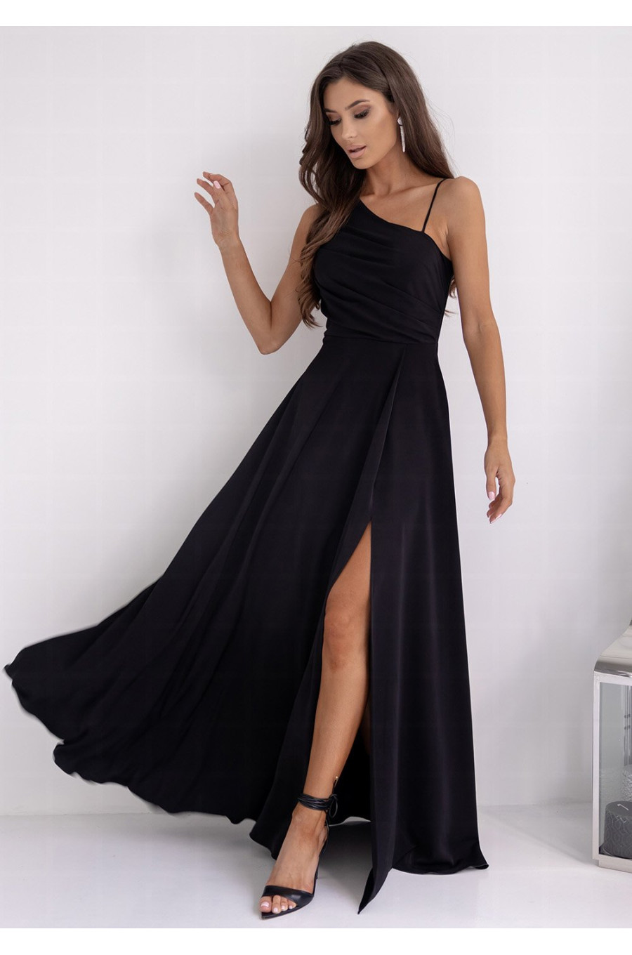 Rochie de ocazie lunga neagra cu un umar gol vaporoasa Monako 2 - dyandra.ro