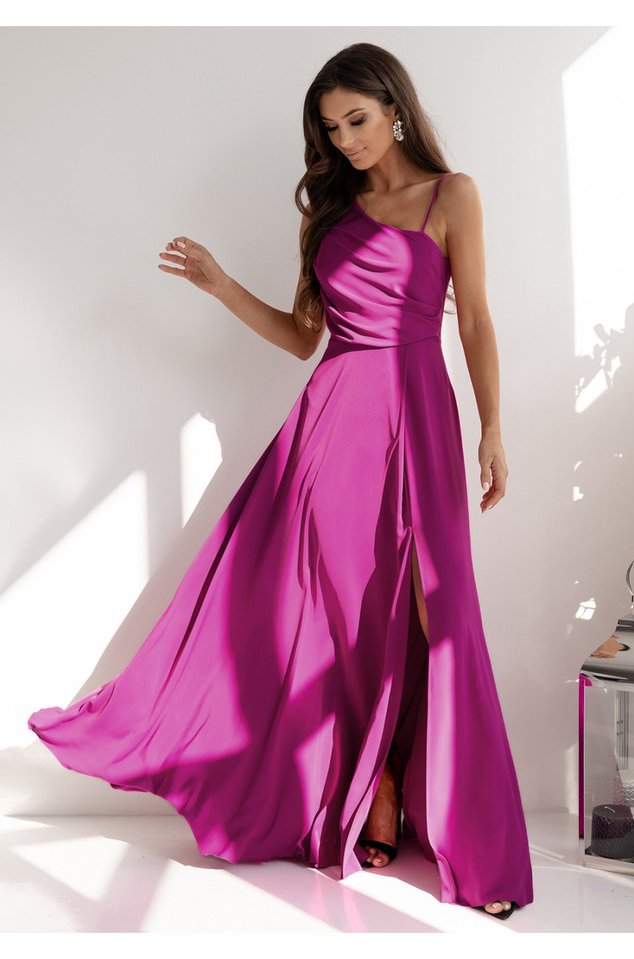 Rochie de ocazie lunga roz magenta cu un umar gol vaporoasa Monako Rochie de ocazie lunga roz magenta cu un umar gol vaporoasa Monako 1 - dyandra.ro