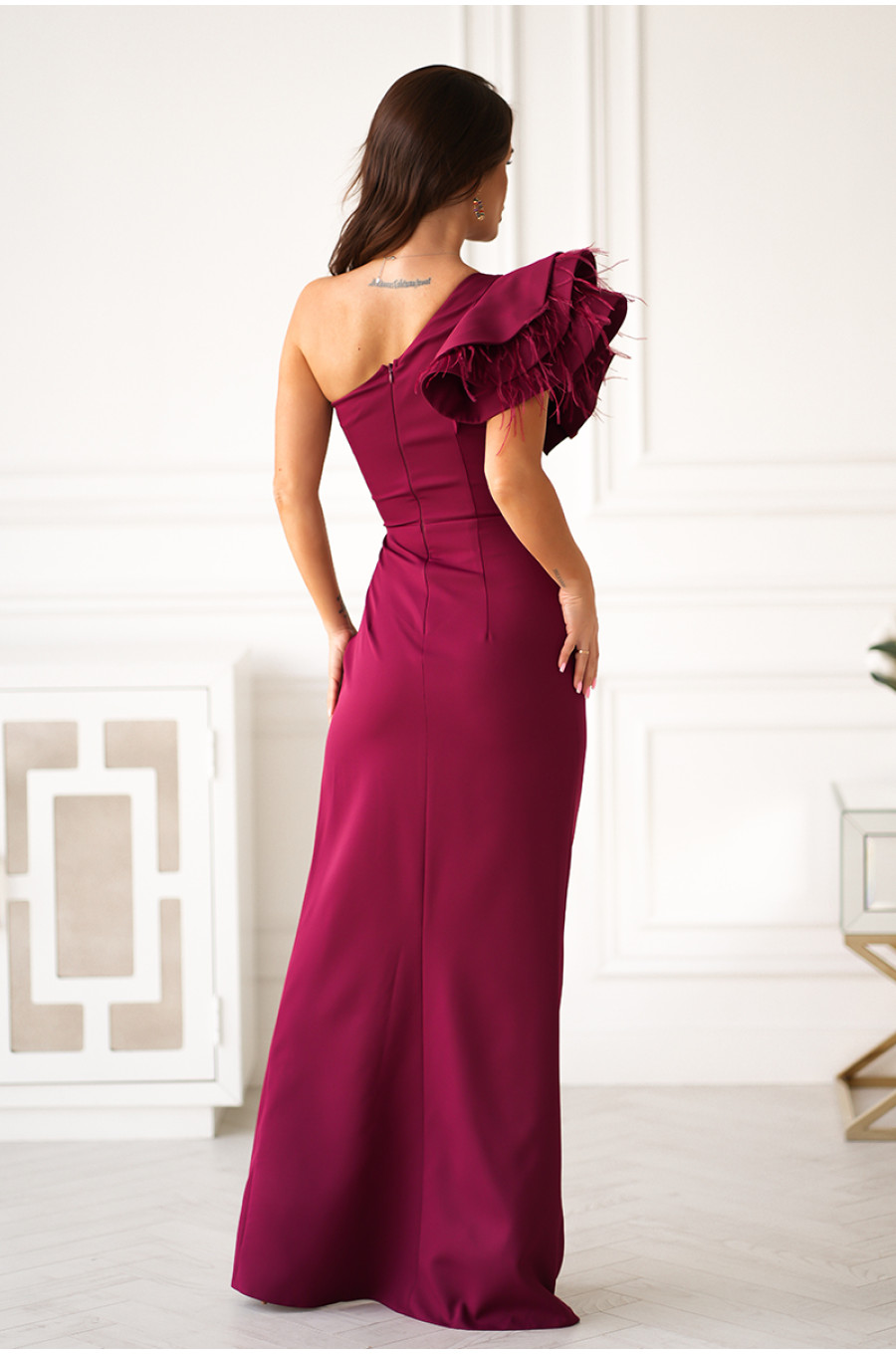 Rochie eleganta lunga burgundy cu un umar gol cu volan si pene Reyna Rochie eleganta lunga burgundy cu un umar gol cu volan si pene Reyna 3 - dyandra.ro