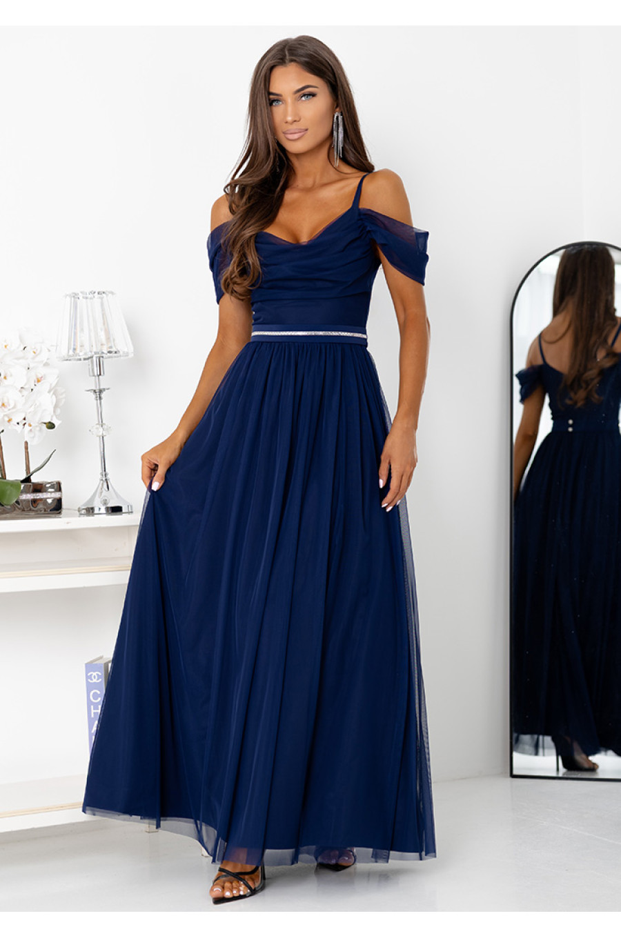 Rochie eleganta lunga din tulle bleumarin navy cu umerii goi vaporoasa KiaraW Rochie eleganta lunga din tulle bleumarin navy cu umerii goi vaporoasa KiaraW 3 - dyandra.ro