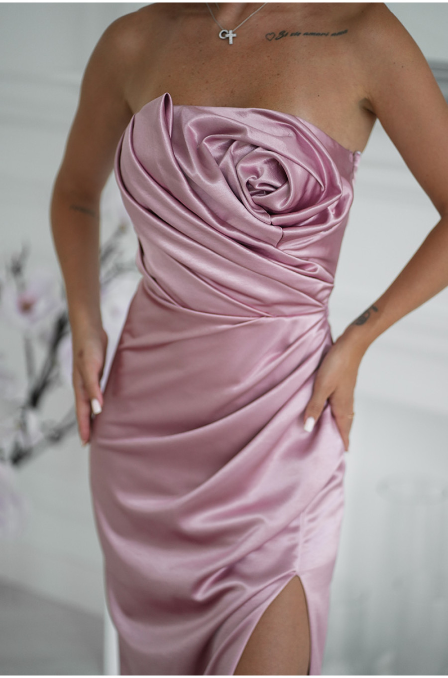 Rochie eleganta lunga din satin roz pudra mulata cu umerii goi si trandafir pe bust GlamourB 4 - dyandra.ro