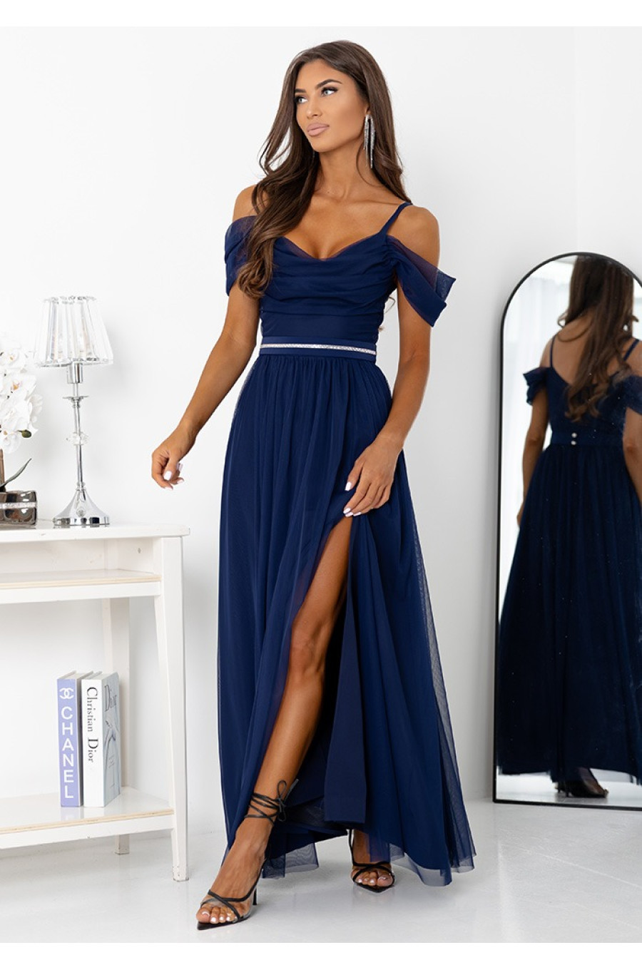 Rochie eleganta lunga din tulle bleumarin navy cu umerii goi vaporoasa KiaraW Rochie eleganta lunga din tulle bleumarin navy cu umerii goi vaporoasa KiaraW 1 - dyandra.ro