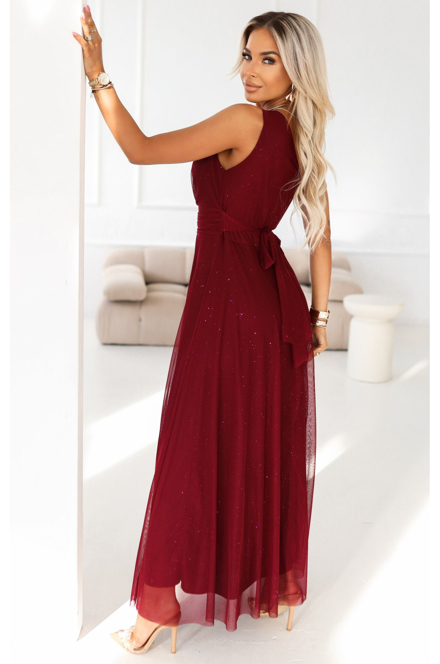 Rochie eleganta lunga burgundy vaporoasa cu glitter si un umar gol Azzurra Rochie eleganta lunga burgundy vaporoasa cu glitter si un umar gol Azzurra 2 - dyandra.ro