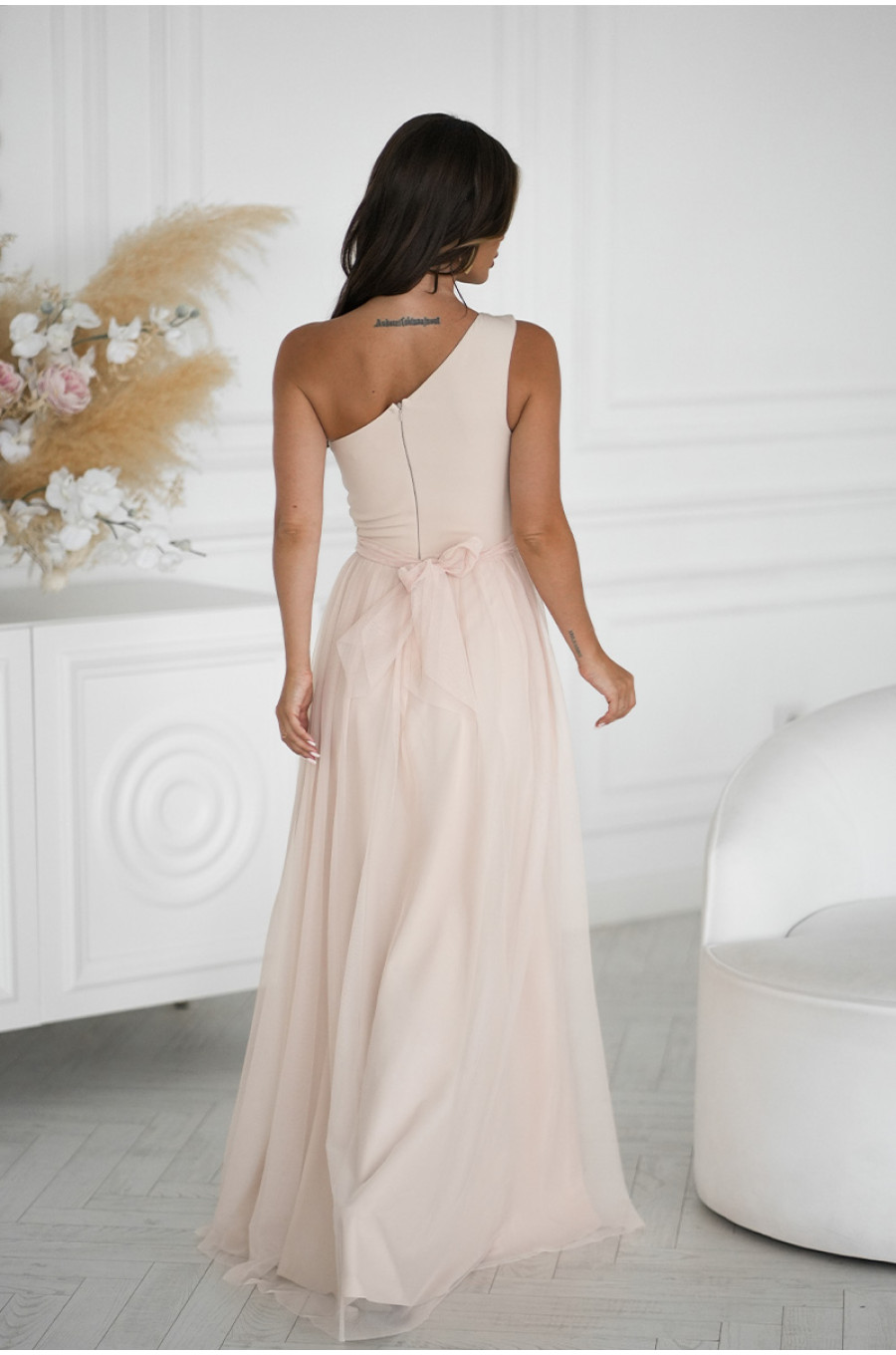 Rochie eleganta lunga din tulle bej cu paiete vaporoasa cu un umar gol Amaryllis Rochie eleganta lunga din tulle bej cu paiete vaporoasa cu un umar gol Amaryllis 2 - dyandra.ro